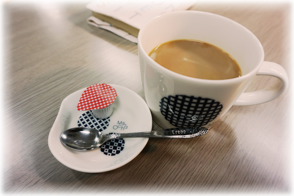 中身の入っているプレートとマグカップ