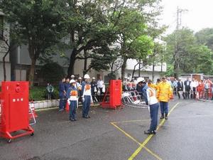 審査会で演技を披露する隊員達