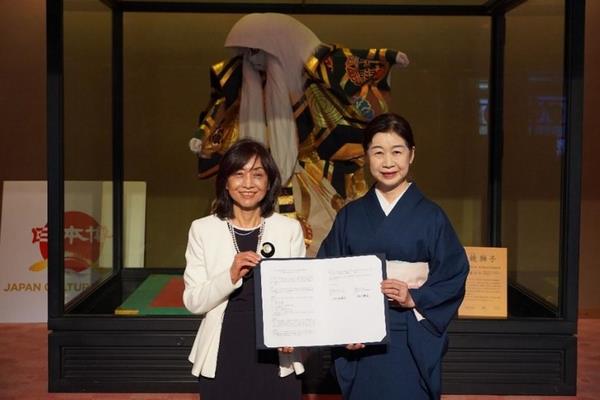(写真左から)お茶の水女子大学 佐々木学長と日本芸術文化振興会 河村理事長 国立劇場大劇場ロビーの「鏡獅子」前にて