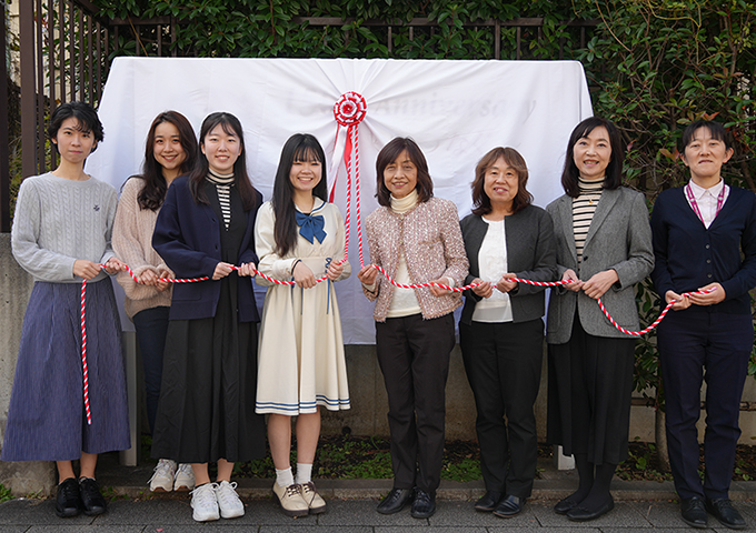 除幕式の様子(中央が佐々木学長)