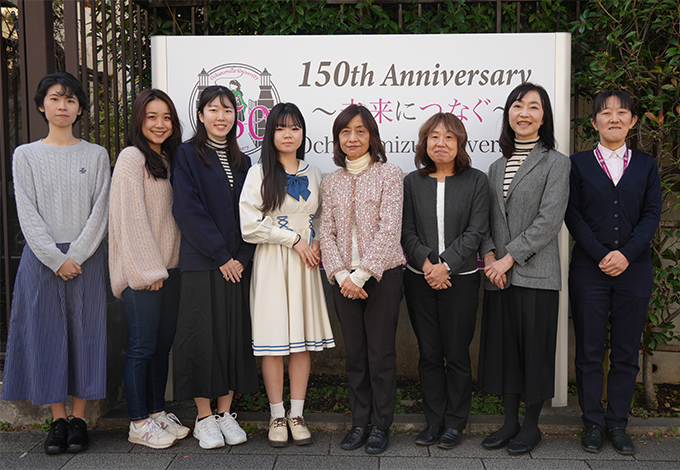 除幕式の様子(中央が佐々木学長)