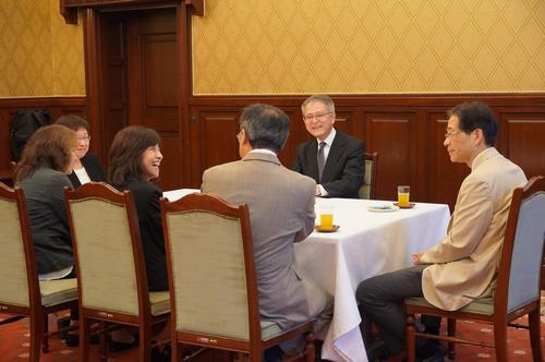 伝達式後の懇談会の様子