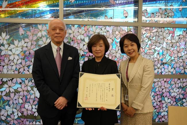 近藤譲名誉教授、添田久美子さん、井上登喜子教授