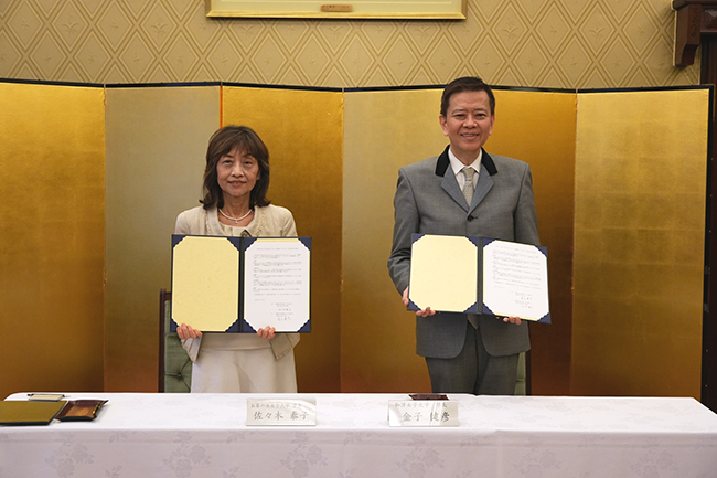 覚書を披露する 本学 佐々木学長と和洋女子大学 金子学長