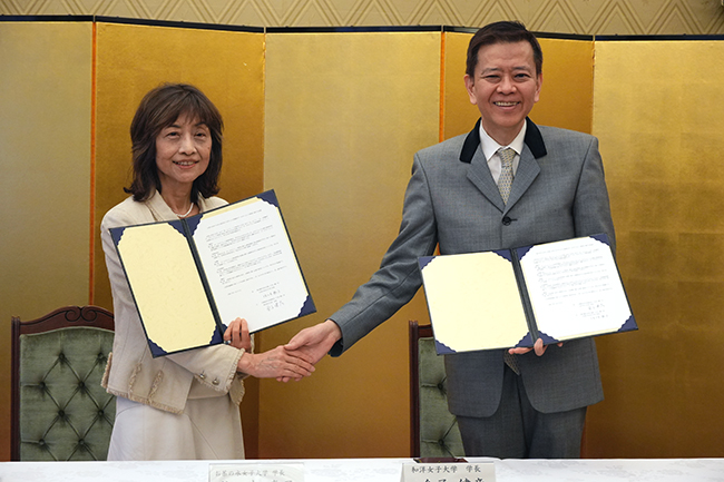 握手する両学長