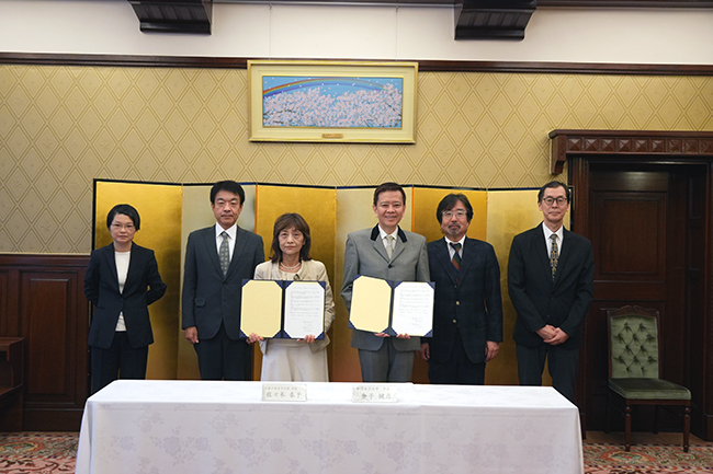 学長及び両大学関係者による記念撮影